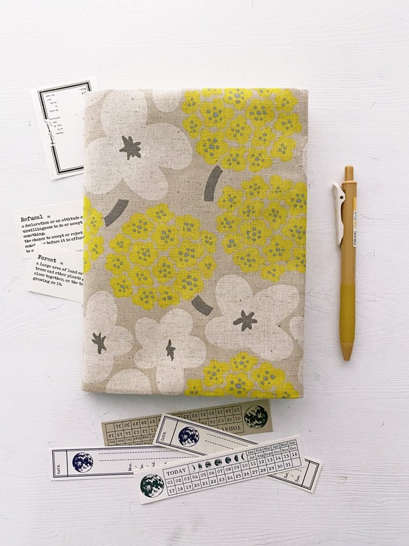 hairmo yellow hydrangea handmade book jacket/book cover (notebook/diary/handbook) - ปกหนังสือ - ผ้าฝ้าย/ผ้าลินิน สีเหลือง