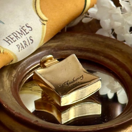 ☆ HERMES PARIS ブローチ　エルメス ☆ 50374-美しいエルメス24フォーブールクラシック香水瓶型金メッキ