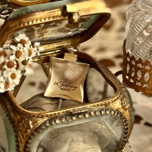 ☆ HERMES PARIS ブローチ　エルメス ☆ 50374-美しいエルメス24フォーブールクラシック香水瓶型金メッキ