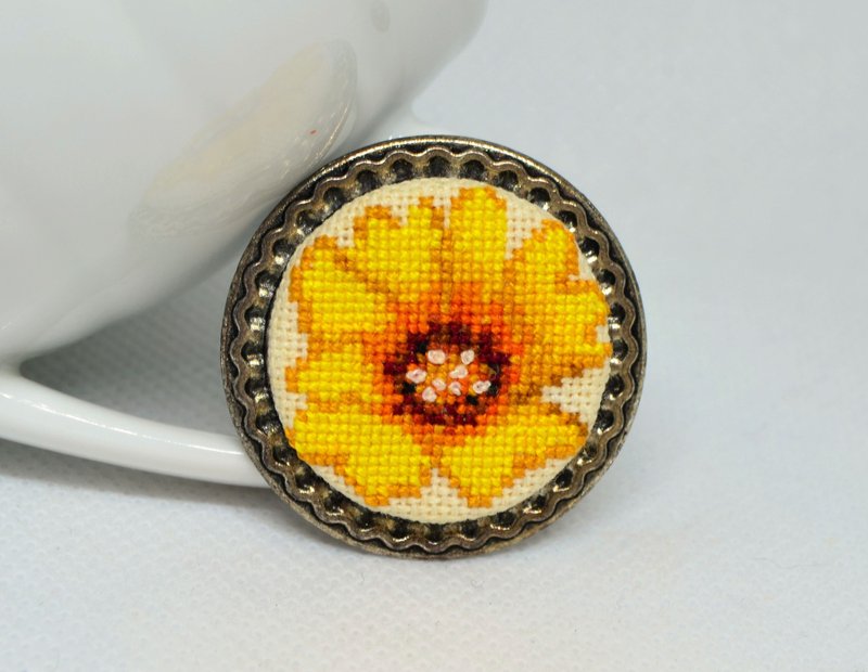 黃花刺繡胸針十字繡精緻首飾手工自然花卉生日禮物送給她 - 胸針 - 繡線 黃色
