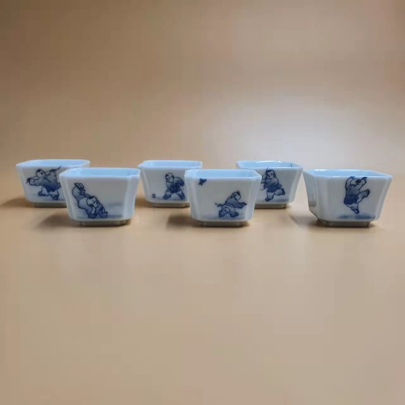 Pick up gold white porcelain blue and white square cup - ถ้วย - เครื่องลายคราม 