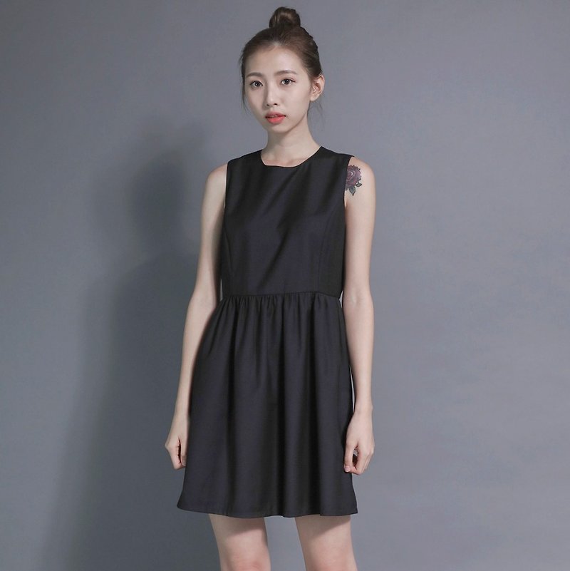 Pleated doll dress _7SF016_黑 - ชุดเดรส - ผ้าฝ้าย/ผ้าลินิน สีดำ