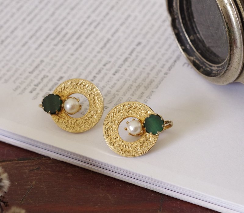 -Antique Vintage gold carved pearl green translucent round clip-on earrings C910 - ต่างหู - โลหะ สีเงิน