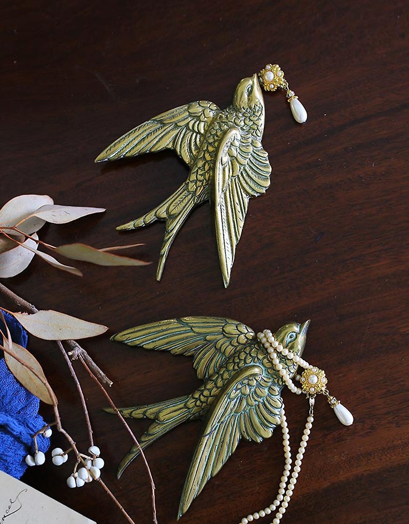British 1900s Antique Gold Swallows (Two Pairs) Lovers Double Flying Swallows Bronze Swallow Ornament - Other - Other Materials Gold