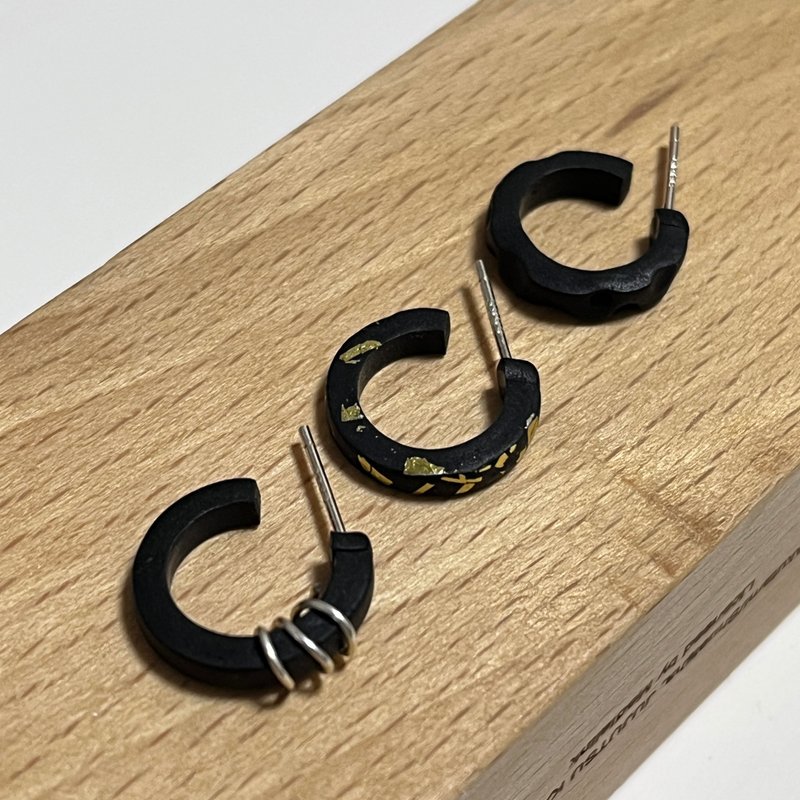 CM 手工軟陶小耳圈耳釘一對 男女通用 925耳針 - 耳環/耳夾/耳骨夾 - 陶 黑色