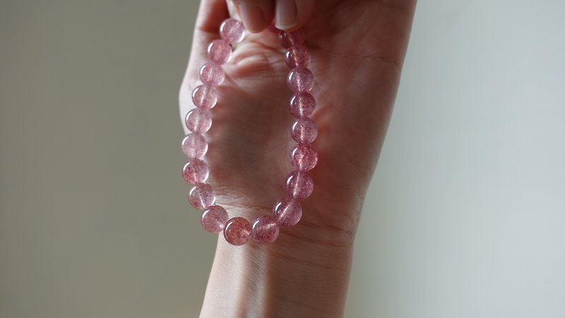 Strawberry crystal white water body natural crystal bracelet【9mm】 - Bracelets - Crystal Pink