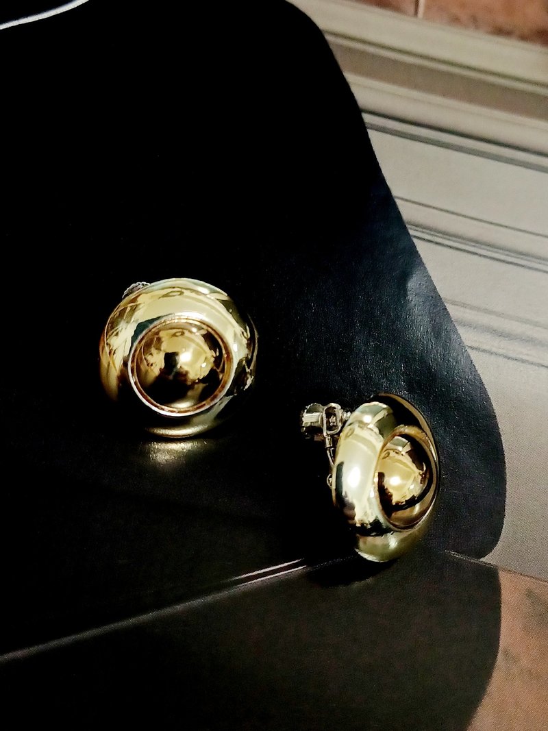 vintage jewelry  艷金色小凸圓盾型 夾式耳環 - 耳環/耳夾/耳骨夾 - 其他金屬 