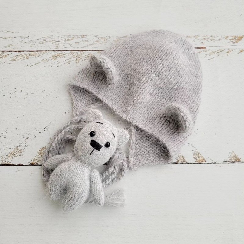 Newborn Grey Bear bonnet and stuffed toy, Knitted baby photo prop - 嬰兒手鍊/飾品 - 羊毛 灰色