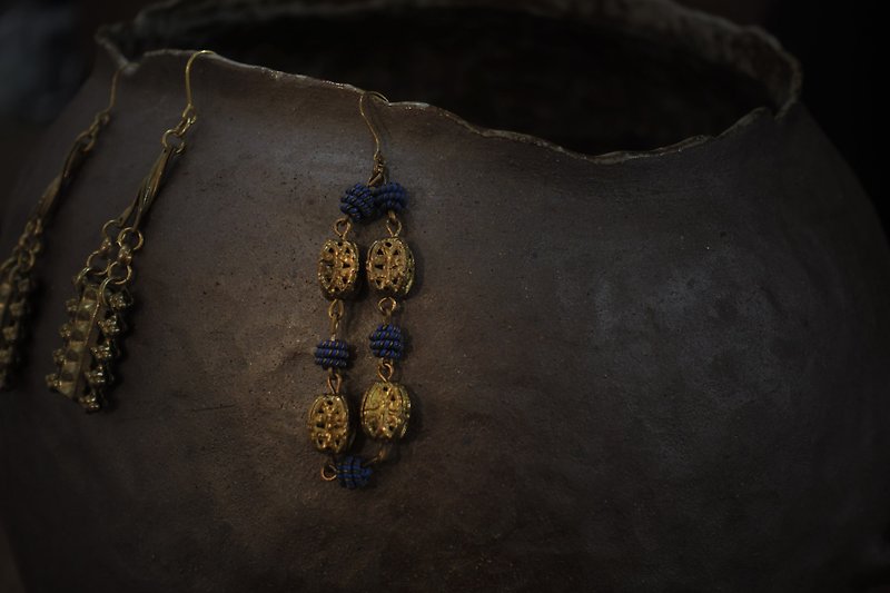 Handmade Bronze ball earrings - blue (old) / vine vintage Bronze handmade SS23 - ต่างหู - ทองแดงทองเหลือง สีทอง
