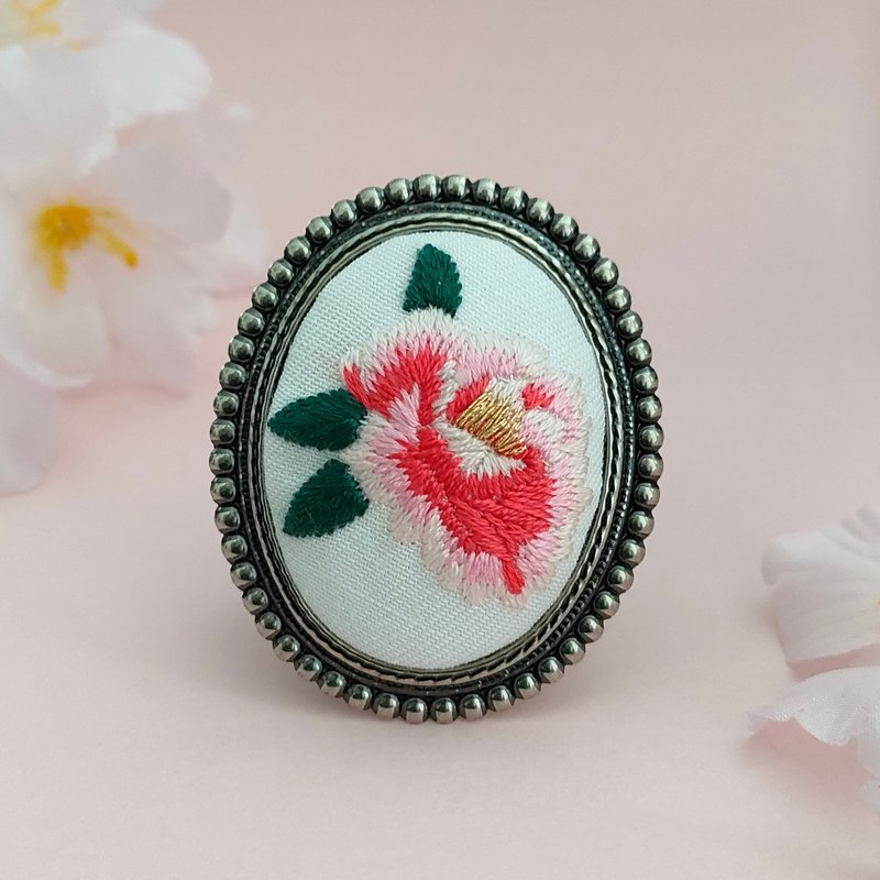 ピンクの牡丹の花刺繍ブローチ - 胸針 - 棉．麻 粉紅色