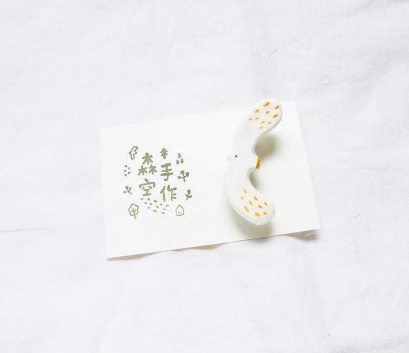 Hand made Japanese light clay bird a pin brooch accessories - เข็มกลัด - ดินเหนียว ขาว