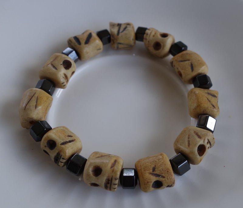 Tibetan bone beads + black Stone bracelet, Tibetan yak bone skull bracelet, Buddhist beads bracelet, rosary beads, and toy - สร้อยข้อมือ - วัสดุอื่นๆ หลากหลายสี