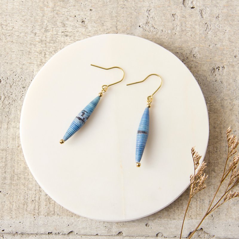 [small roll paper hand made / paper art / jewelry] light blue single beaded spindle earrings - Earrings & Clip-ons - Paper Blue
