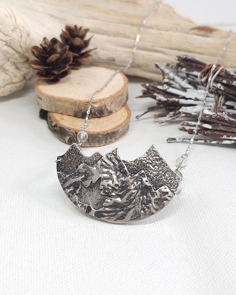 バンクーバーの風景 カナダ・バンクーバーの楓と山々を手作業で象ったシルバーネックレス - ネックレス - シルバー シルバー