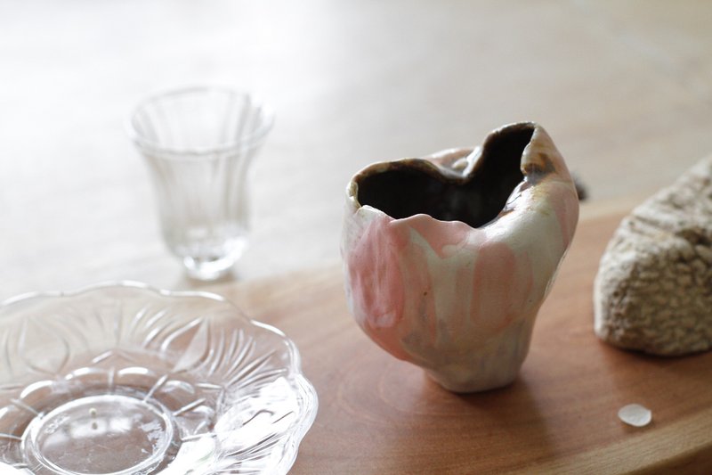 Pure hand-made irregular shape pink ceramic small vase/flower vessel - เซรามิก - ดินเผา สึชมพู