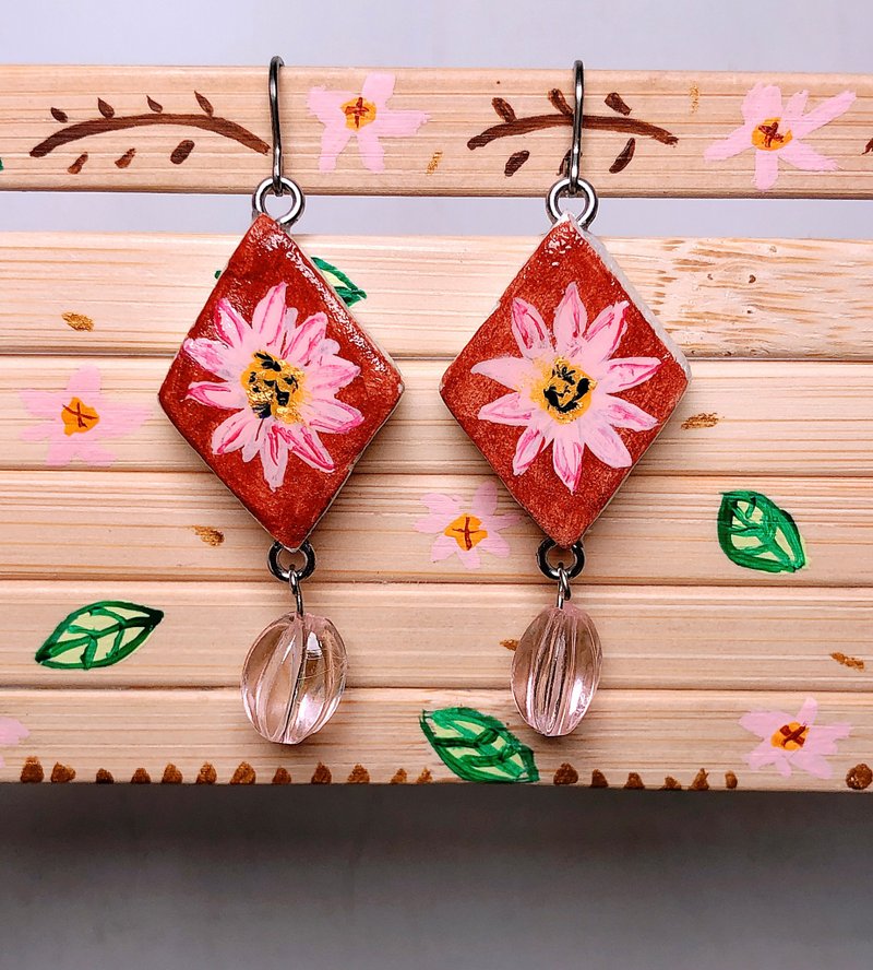 手繪粉紅花 南瓜珠 手作黏土耳環 手繪捏製 不銹鋼 吊墜款 - 耳環/耳夾/耳骨夾 - 黏土 粉紅色