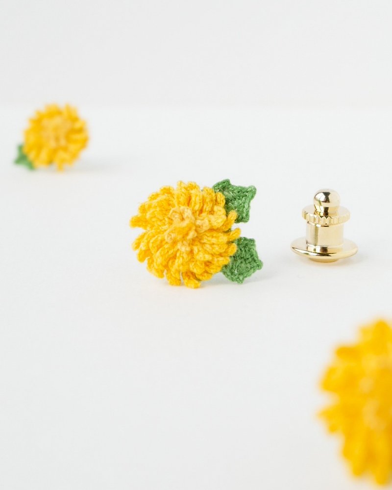 Dandelion tuck pin (pin badge, flower, flower motif, yellow, hand-knitted, spring, graduation ceremony, entrance ceremony, seasonal) - เข็มกลัด - งานปัก สีเหลือง