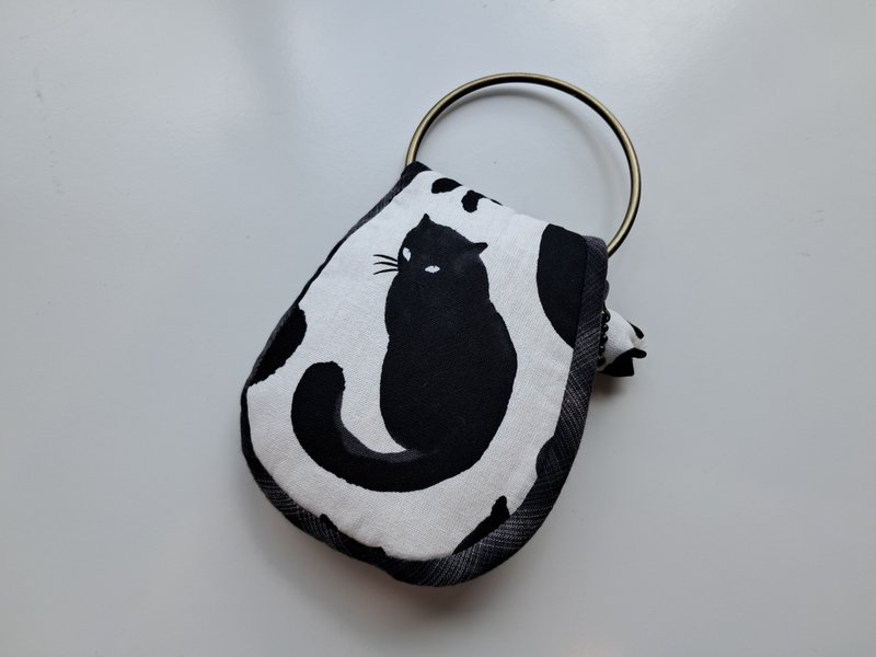 Butler Key Case_Cool Black Cat on White Background_Bronze Fixed Type - ที่ห้อยกุญแจ - ผ้าฝ้าย/ผ้าลินิน ขาว