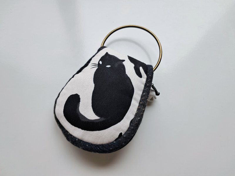Butler Key Pouch_Cool Black Cat on White_Antique Bronze Fixed - ที่ห้อยกุญแจ - ผ้าฝ้าย/ผ้าลินิน ขาว