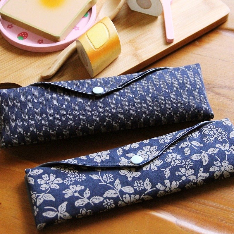Boyfriend and girlfriend eco-friendly chopsticks bag~Japanese carved blue storage bag. Hand-made tableware bag. Self-style. - ตะเกียบ - ผ้าฝ้าย/ผ้าลินิน สีน้ำเงิน