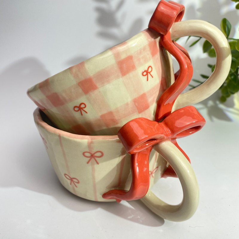 Handmade ceramic mug with a cute checkered pattern and red bow. - 咖啡杯/馬克杯 - 陶 藍色