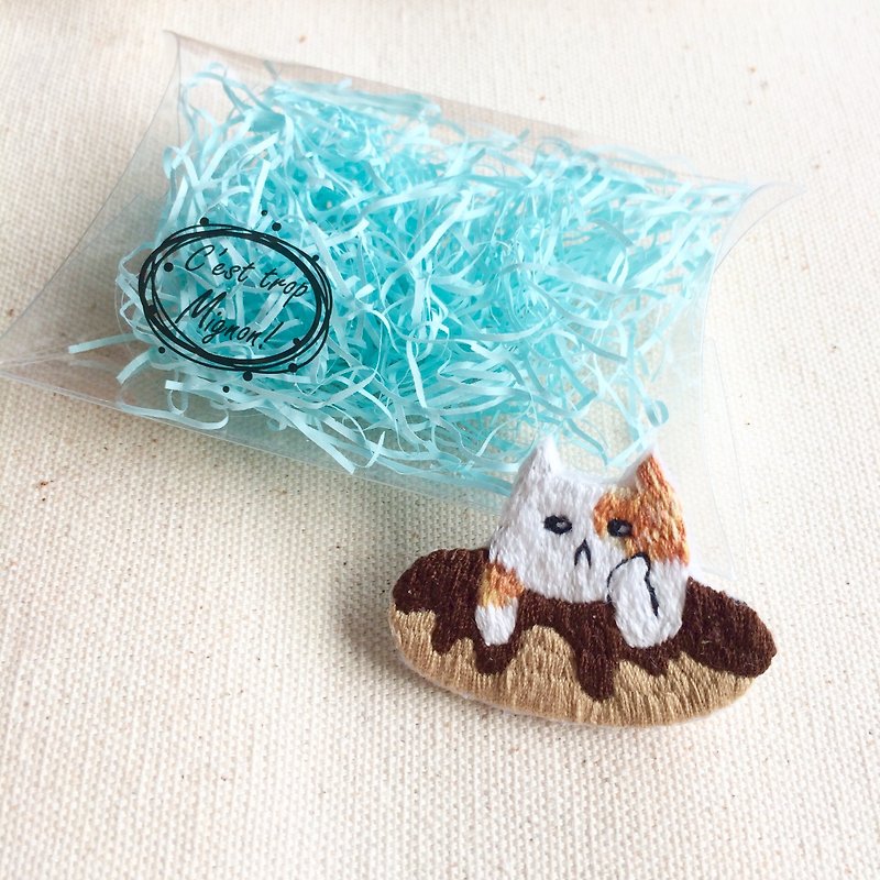 Hand-made embroidery * chocolate donut cat embroidery three pins - เข็มกลัด - งานปัก สีนำ้ตาล