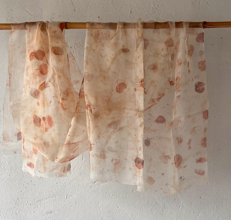 Leaf-dyed organza fabric - เย็บปัก/ถักทอ/ใยขนแกะ - ผ้าไหม 
