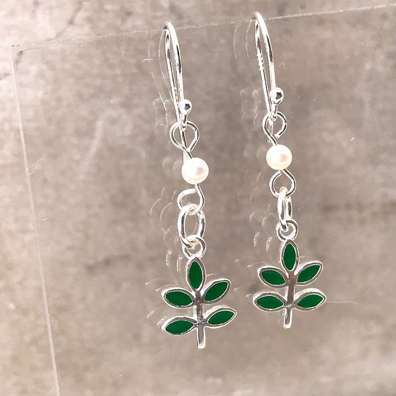 E31021 Green Leaves Silver 925 and Fresh Water Pearl Earrings - Earrings & Clip-ons - Other Metals Green