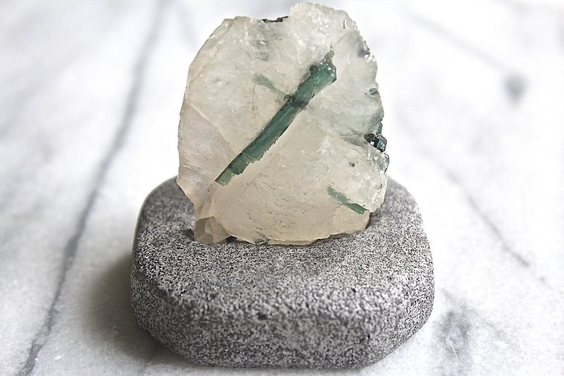 SHIZAI ▲ planted stone and crystal blue-green tourmaline symbiotic ore (with stand) ▲ - Items for Display - Gemstone Green