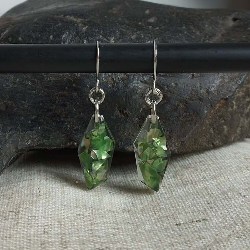 Green earrings with mother of pearl. Epoxy resin drop earrings. Elven earrings - ต่างหู - เรซิน สีเขียว