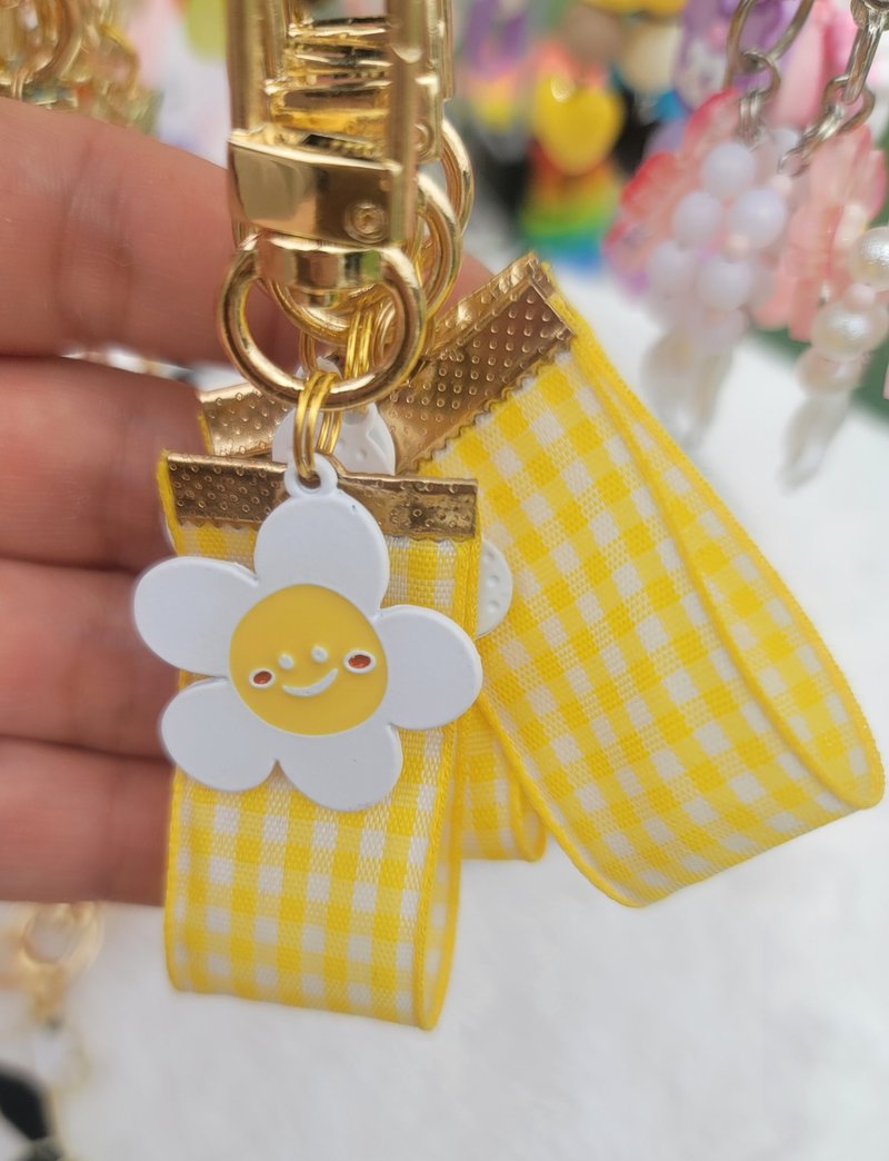 It is a smiley flower yellow strap keyring. initials keyring. - 鑰匙圈/鑰匙包 - 其他金屬 