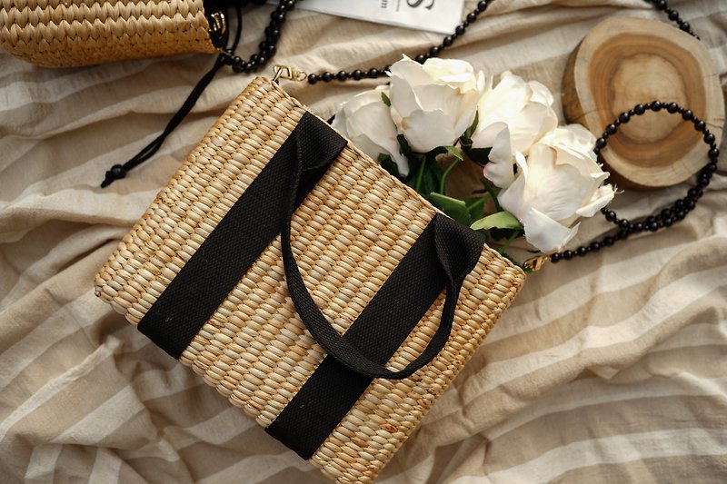 กระเป๋าสานทรงกล่อง Brooke straw bag - กระเป๋าถือ - พืช/ดอกไม้ 