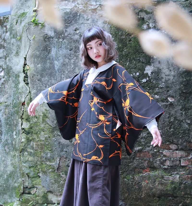 Back to Green::日本帶回 正黑底 少女革命 vintage kimono (KBI-37) - 女大衣/外套 - 絲．絹 黑色