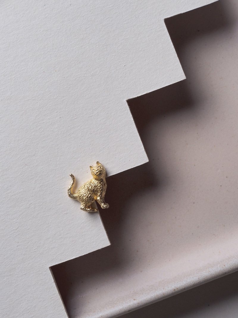 Stand Up Cat Earring, Sterling Silver Earring, Cat Earring, One side earring. - 耳環/耳夾/耳骨夾 - 純銀 金色