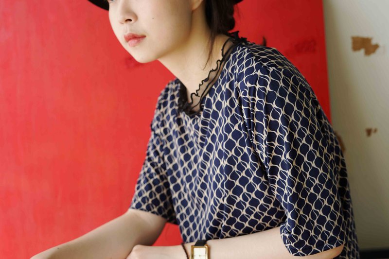 尋寶古著-深藍復古幾何連續印花彈性半高領上衣 - 女上衣/長袖上衣 - 聚酯纖維 藍色