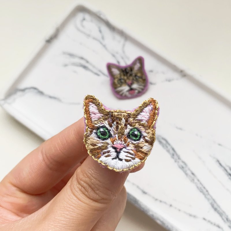 •客製化寵物刺繡• 胸針/匙扣/刺繡圈掛飾 - 胸針 - 繡線 