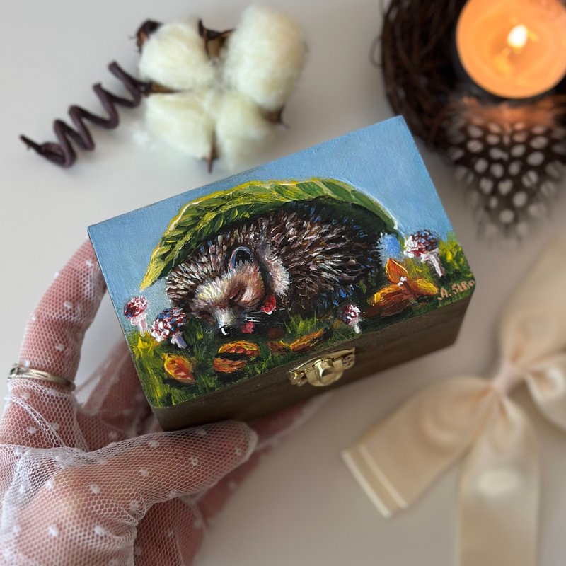 Hand-painted mini wooden box Hedgehog, Small jewelry wooden box, Woodland animal - 居家收納/收納盒/儲物盒 - 木頭 咖啡色