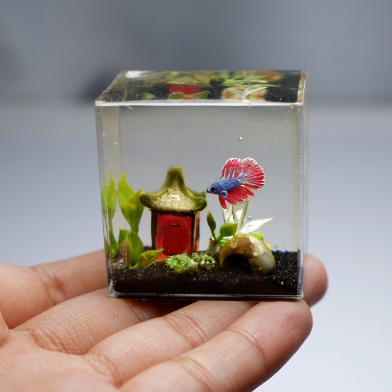 Miniature clay betta with pavilion in the tank - ของวางตกแต่ง - เรซิน 