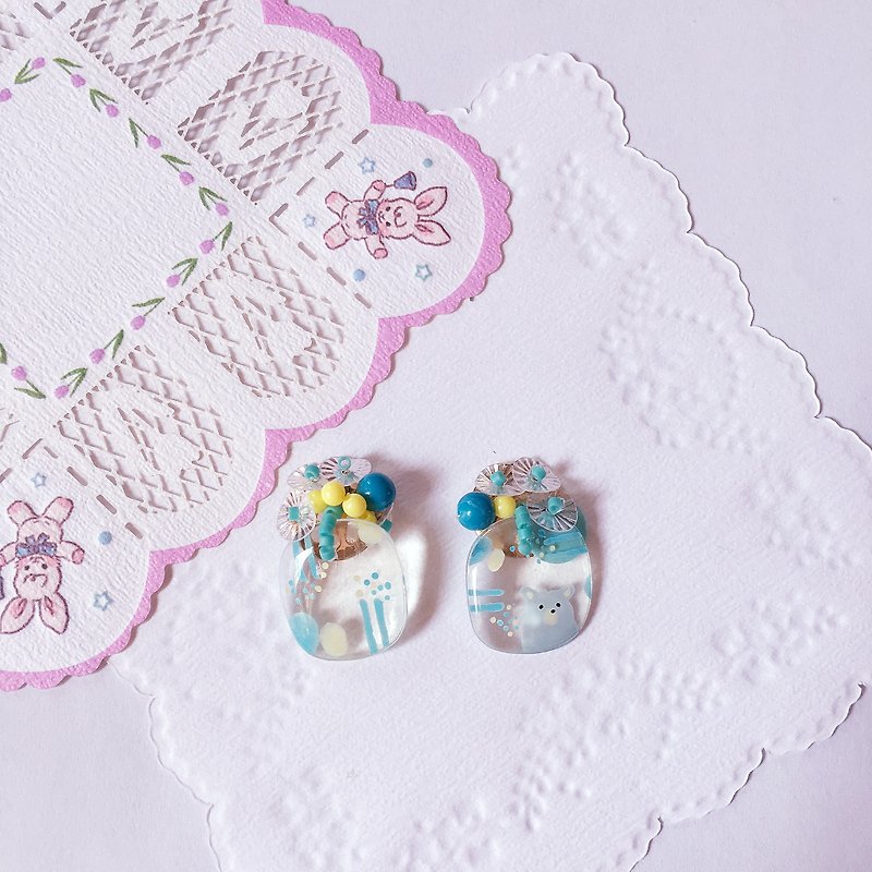 Pair of flower earrings with adjustable ear clips - ต่างหู - เรซิน สีน้ำเงิน