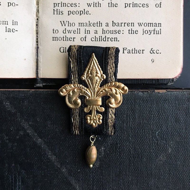 ユリの勲章 Pin brooch Black×Gold - 胸針 - 聚酯纖維 金色