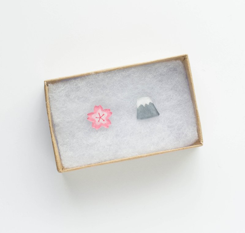 Hand-painted cherry blossoms and gray-colored Fuji mountain stud earrings ear clips - ต่างหู - พลาสติก หลากหลายสี