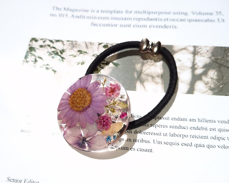 Handmade resin hair tie with real flowers, Ponytail holder, Hair elastics - เครื่องประดับผม - เรซิน หลากหลายสี