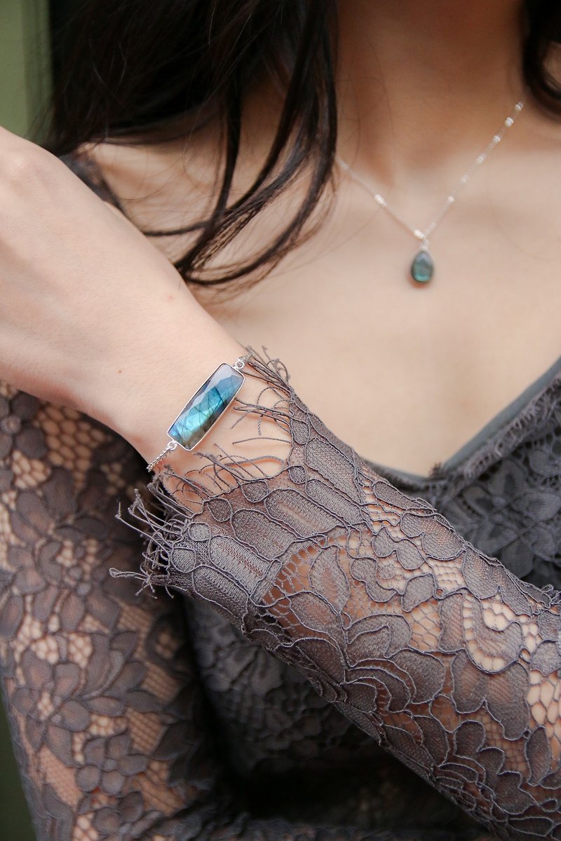 Personalized elongated labradorite bracelet - สร้อยข้อมือ - เครื่องเพชรพลอย สีน้ำเงิน