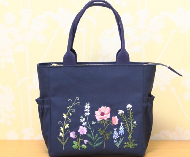 帆布 トートバッグ 刺繍 春の花 ネイビー - ショップ Himirolis トートバッグ・ハンドバッグ - Pinkoi