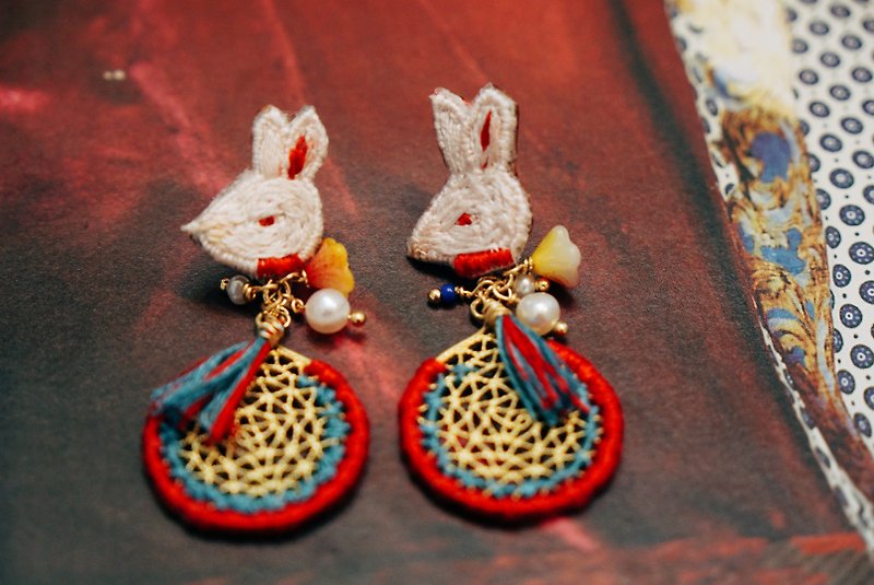 鹿栗塔原創設計耳飾手工刺繡愛麗絲夢境兔子耳釘可客製 - 耳環/耳夾 - 繡線 多色
