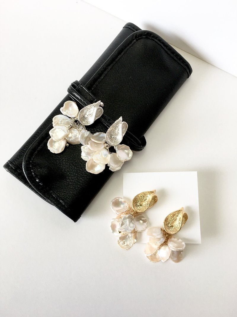 Flat pearl and flower motif earring stud-earring or clip-earring - ピアス・イヤリング - 宝石 ホワイト