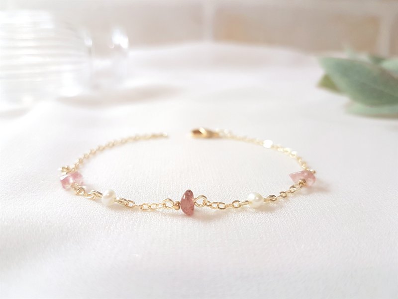 Flower of the Rock‧ Strawberry Crystal Pearl Thin Bracelet July Birthstone - สร้อยข้อมือ - เครื่องประดับพลอย หลากหลายสี