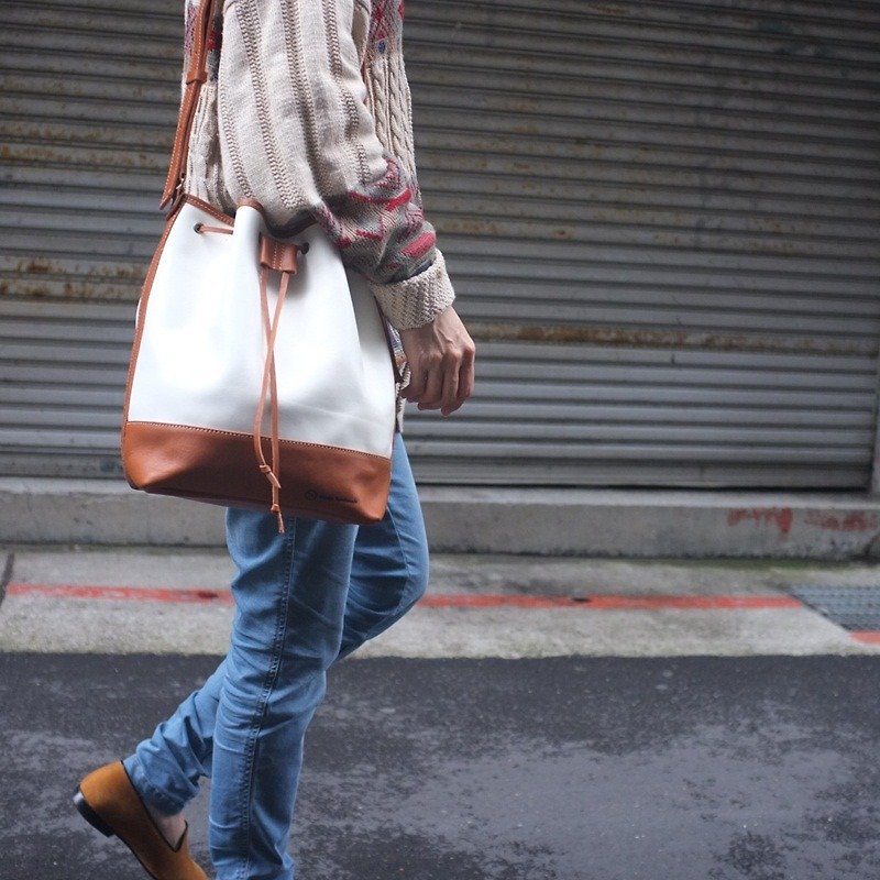 White stitching retro bucket bag [medium type] - Messenger Bags & Sling Bags - Genuine Leather White