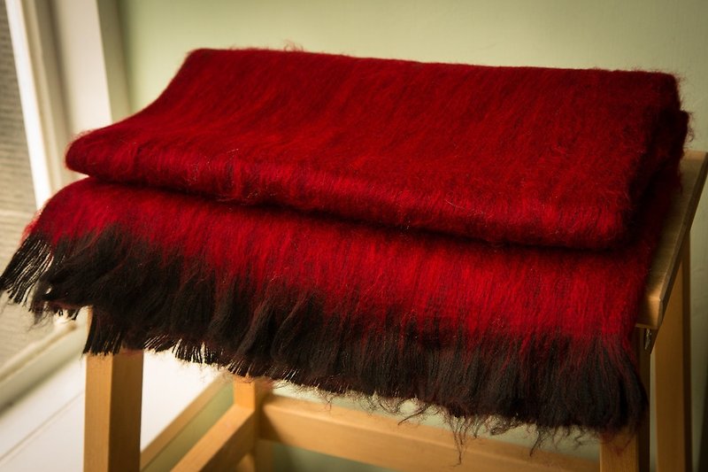South American hand-made alpaca shawl long hair - ผ้าพันคอถัก - วัสดุอื่นๆ สีแดง