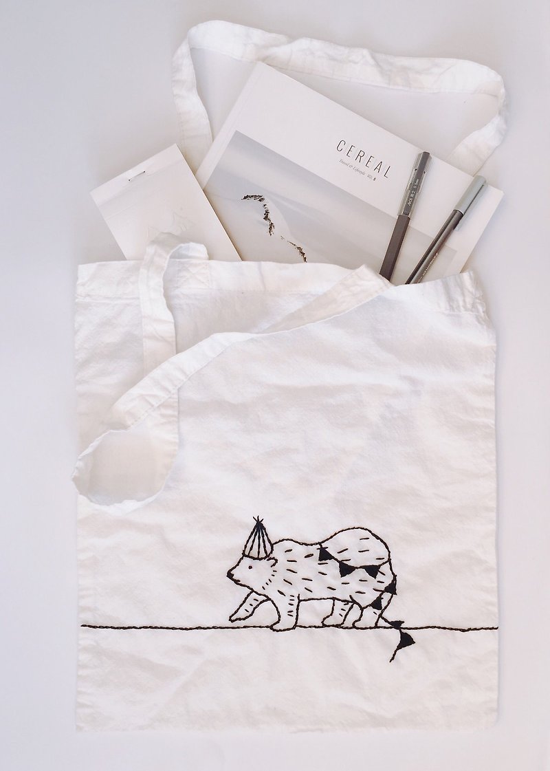 A party bear tote bag / Hand embroidered - กระเป๋าแมสเซนเจอร์ - ผ้าฝ้าย/ผ้าลินิน ขาว